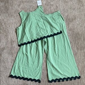 Green Sleeveless Tank Top and Pants Set with Black Trim